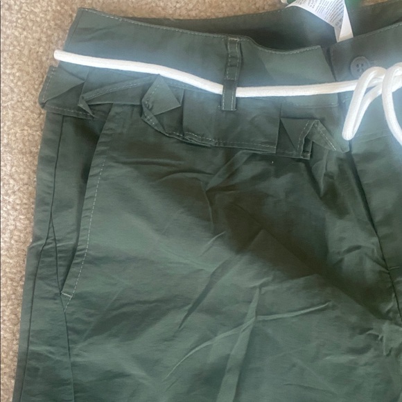 MEDIUM.   HALARA. LOW RISE WATER REPELLENT RUFFLE BARREL LEG PANTS - Picture 8 of 11